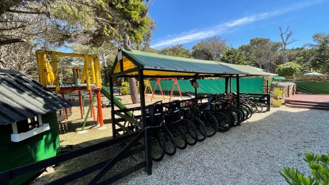 Sombrillas y reposeras del apart hotel